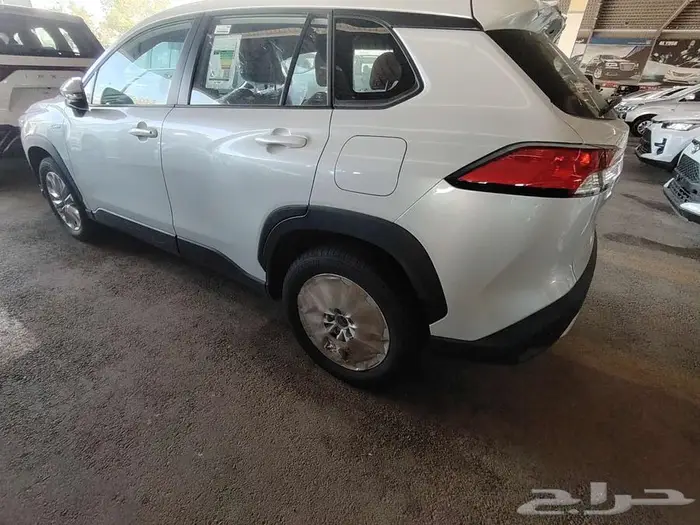 كورولا كروس ستاندر موديل 2025 حبه فقط ابيض لؤلؤي 9