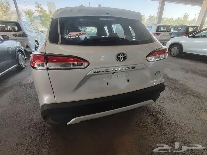 كورولا كروس ستاندر موديل 2025 حبه فقط ابيض لؤلؤي 10