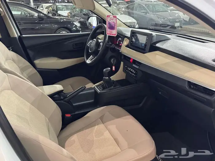 تويوتا يارس y استاندر 2023 20