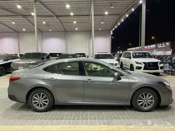 تويوتا كامري استندر E موديل 2025 3