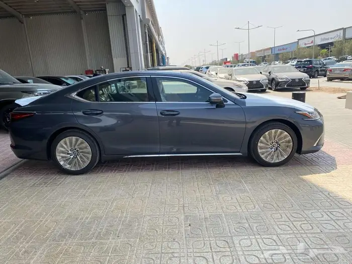 لكزس ES350 CC سعودي 2025 (اسود-تيتانيوم-رمادي- ابيض) 4