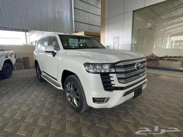 لاندكروزر GXR L4 بنزين سعودي 2025 3