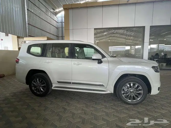 لاندكروزر GXR L4 بنزين سعودي 2025 5