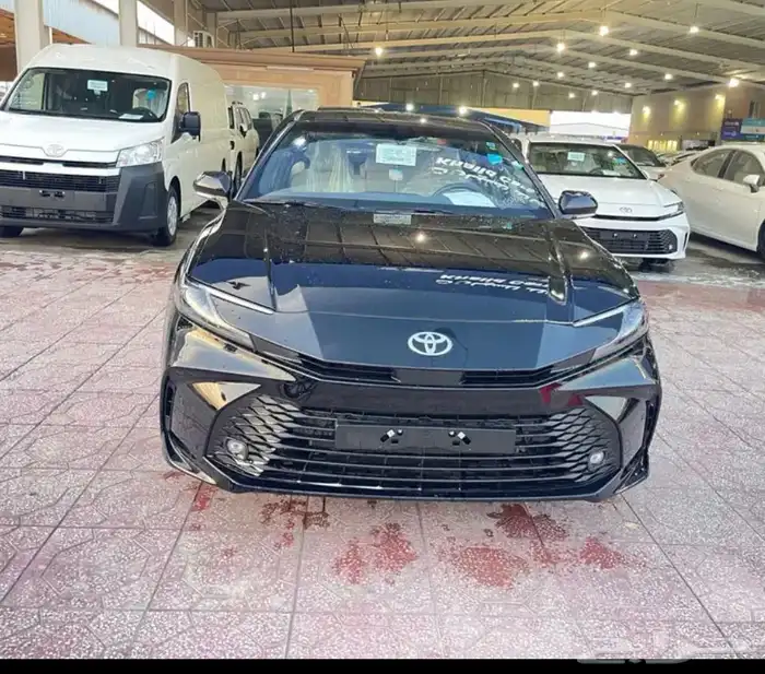 تويوتا كامري موديل 2025 استاندر بنزين لون أسود عرض خاص 1