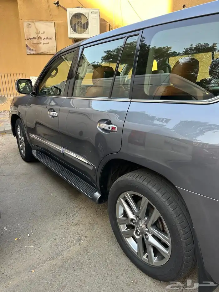 لكزس LX570فل كامل 2012 34