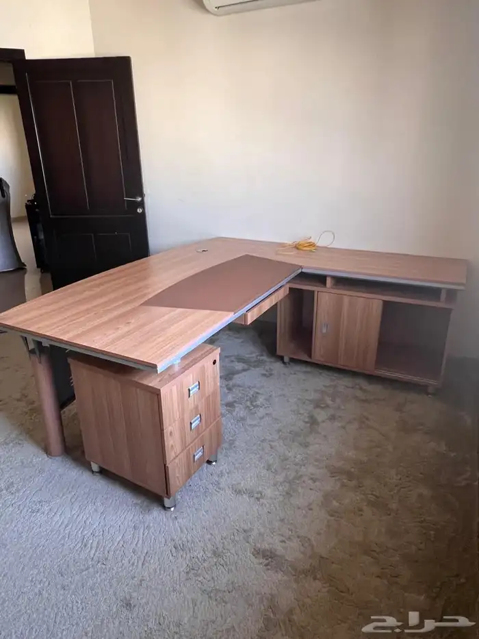 طاولة مكتب وعليها شعار ابل 1