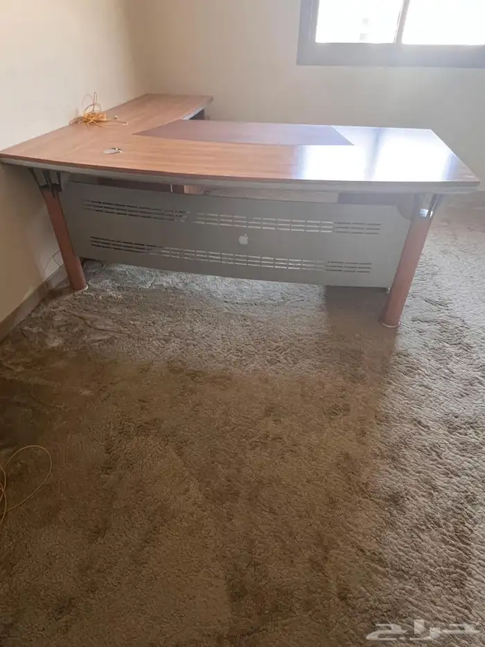 طاولة مكتب وعليها شعار ابل 0