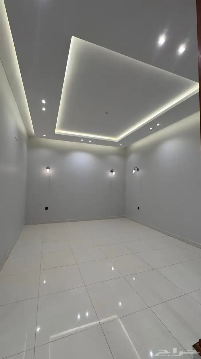 للبيع فيلا مستقله دورين وملحق بالقرب من ممشى الراقى 14