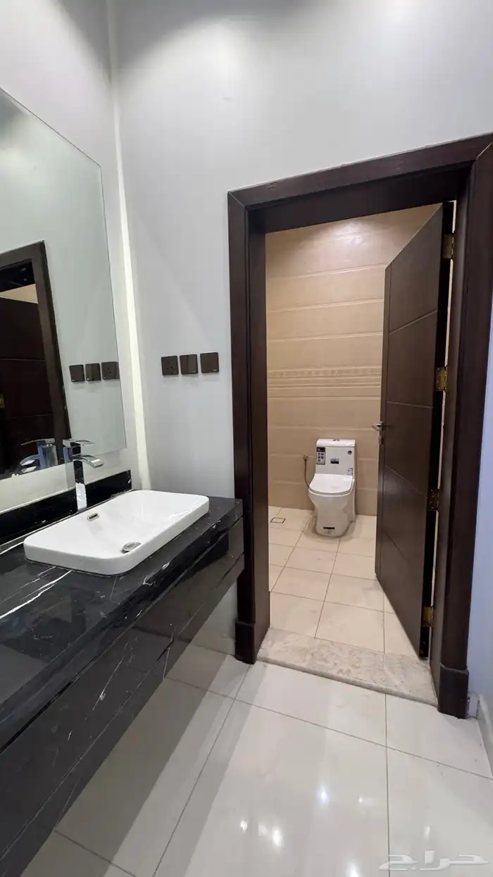 للبيع فيلا مستقله دورين وملحق بالقرب من ممشى الراقى 33