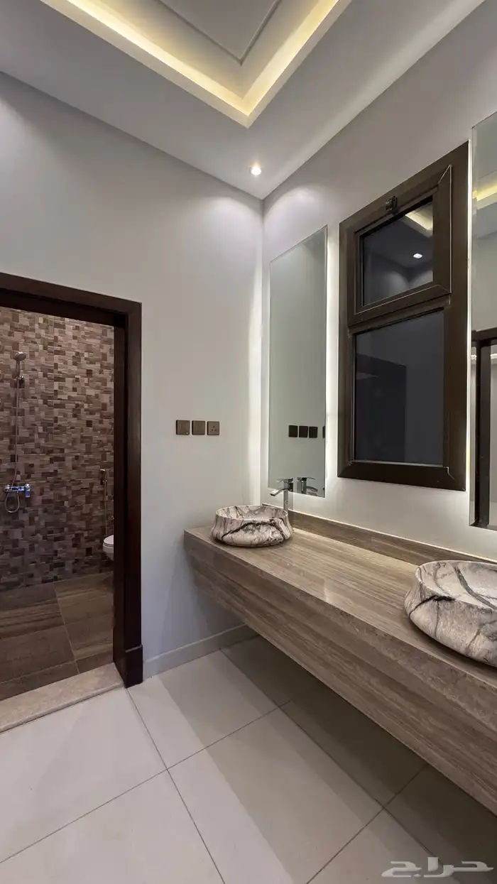 للبيع فيلا مستقله دورين وملحق بالقرب من ممشى الراقى 7