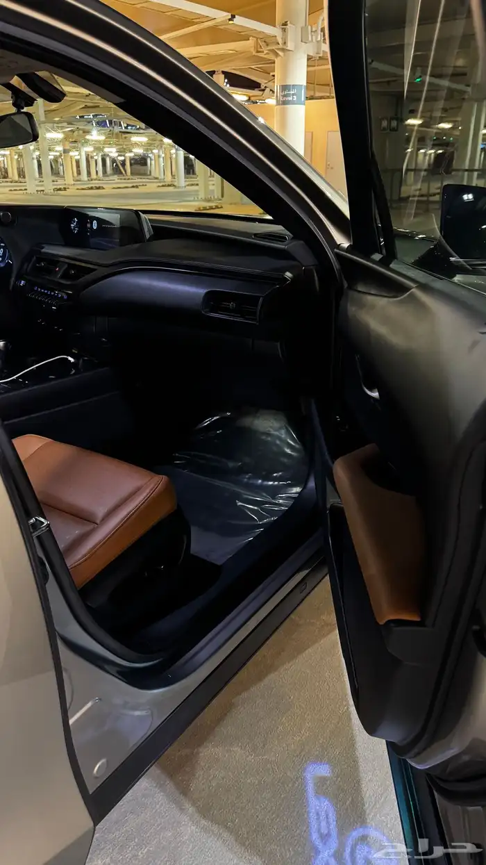 لكزس UX200 بنزين 2021 تيتانيوم وكالة 8