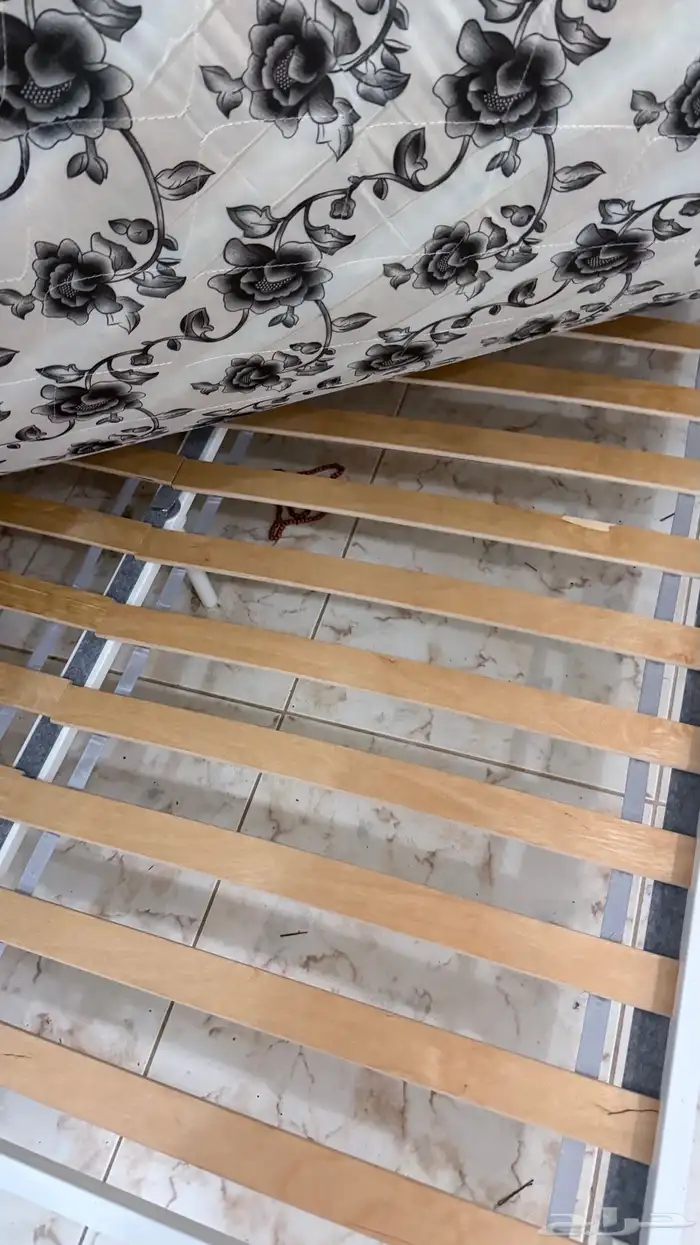 ااثاث متنوع سرير وطاولات وستاير 0