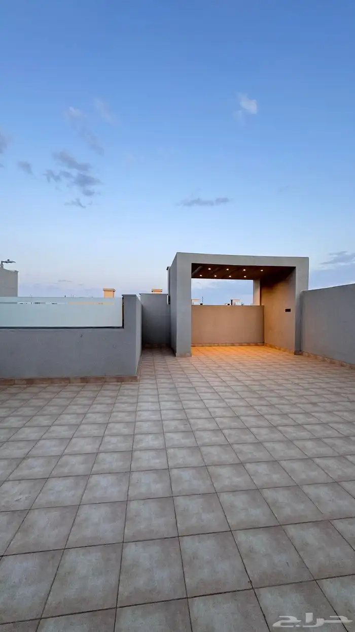 للبيع فيلا مستقله دورين وملحق بالقرب من ممشى الراقى 34