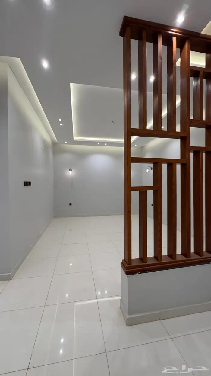 للبيع فيلا مستقله دورين وملحق بالقرب من ممشى الراقى 15