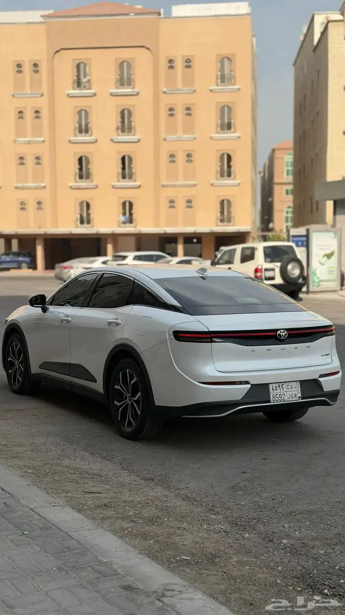 تويوتا كراون 2023 ابيض بريميوم منوة المستخدم 4