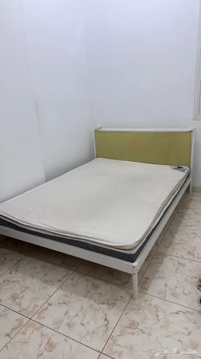 ااثاث متنوع سرير وطاولات وستاير 1