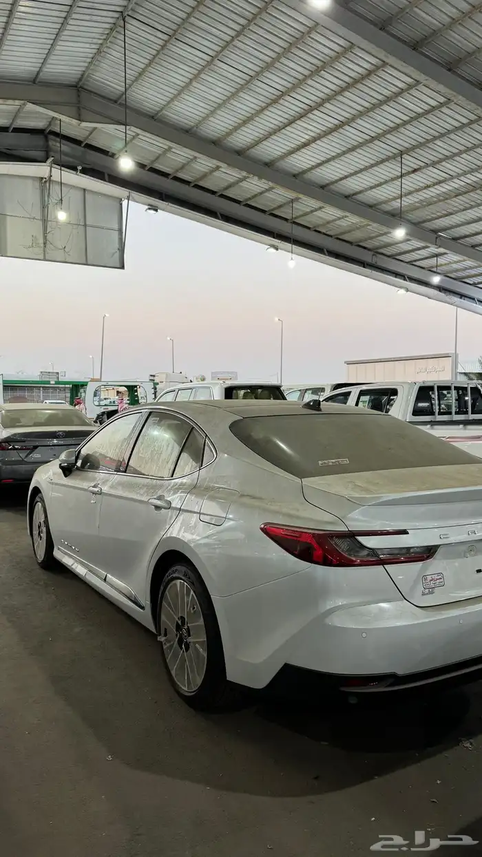تويوتا كامري 2025 هايبرد فئة LE بانوراما سعودي ابيض لولوي 3