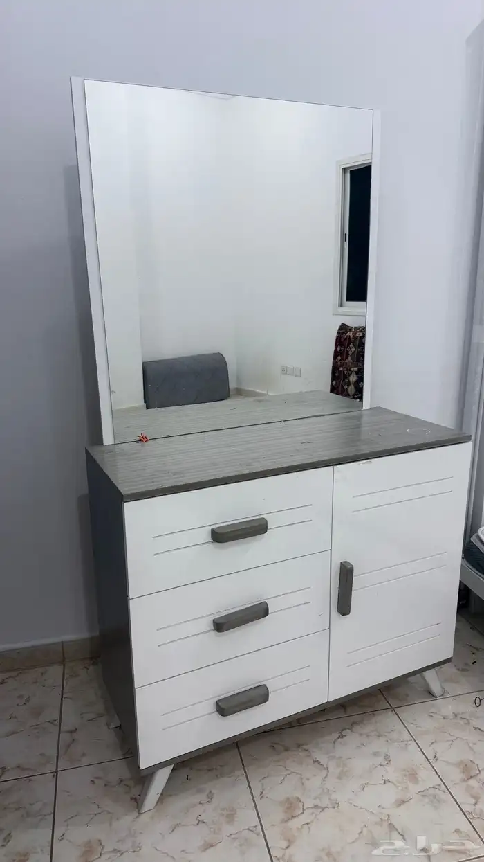 ااثاث متنوع سرير وطاولات وستاير 4