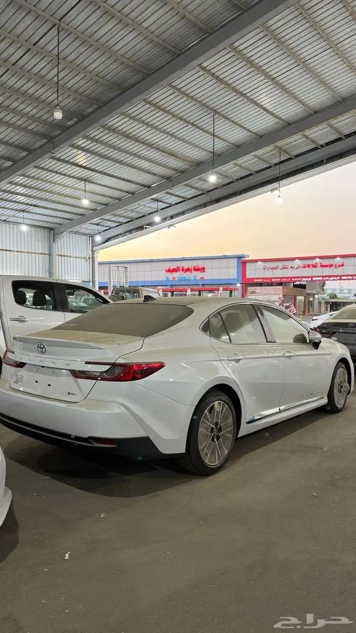 تويوتا كامري 2025 هايبرد فئة LE بانوراما سعودي ابيض لولوي 4