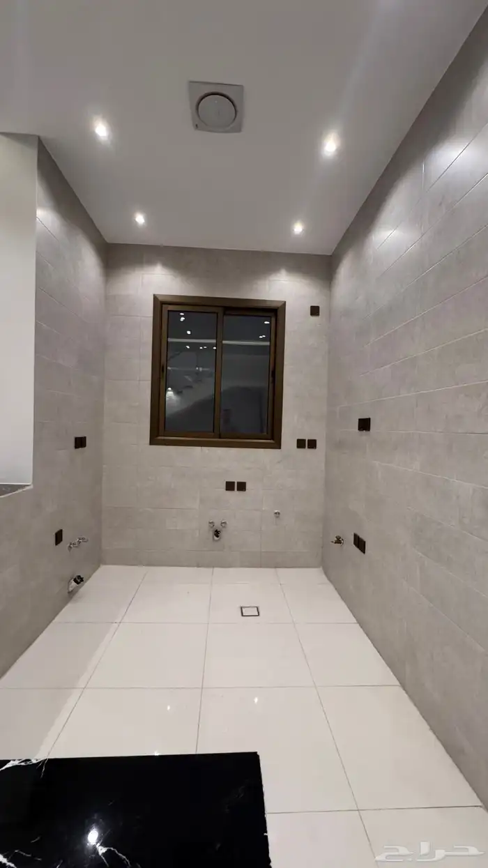 للبيع فيلا مستقله دورين وملحق بالقرب من ممشى الراقى 11