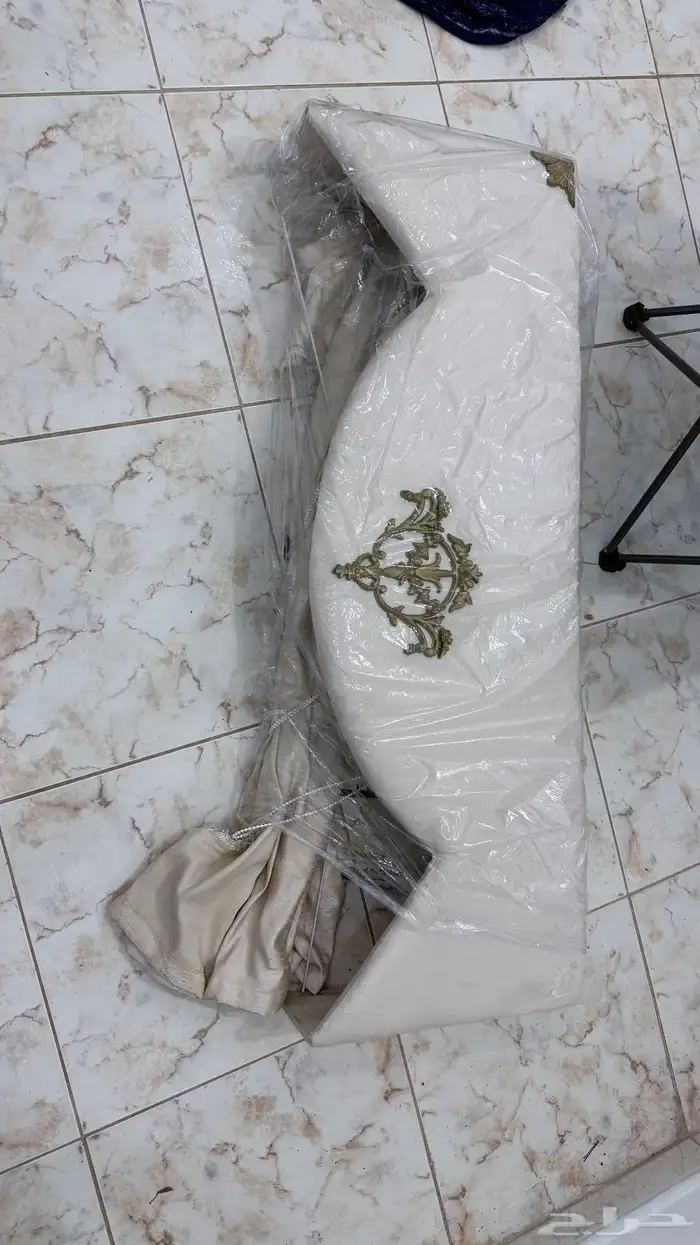 ااثاث متنوع سرير وطاولات وستاير 7