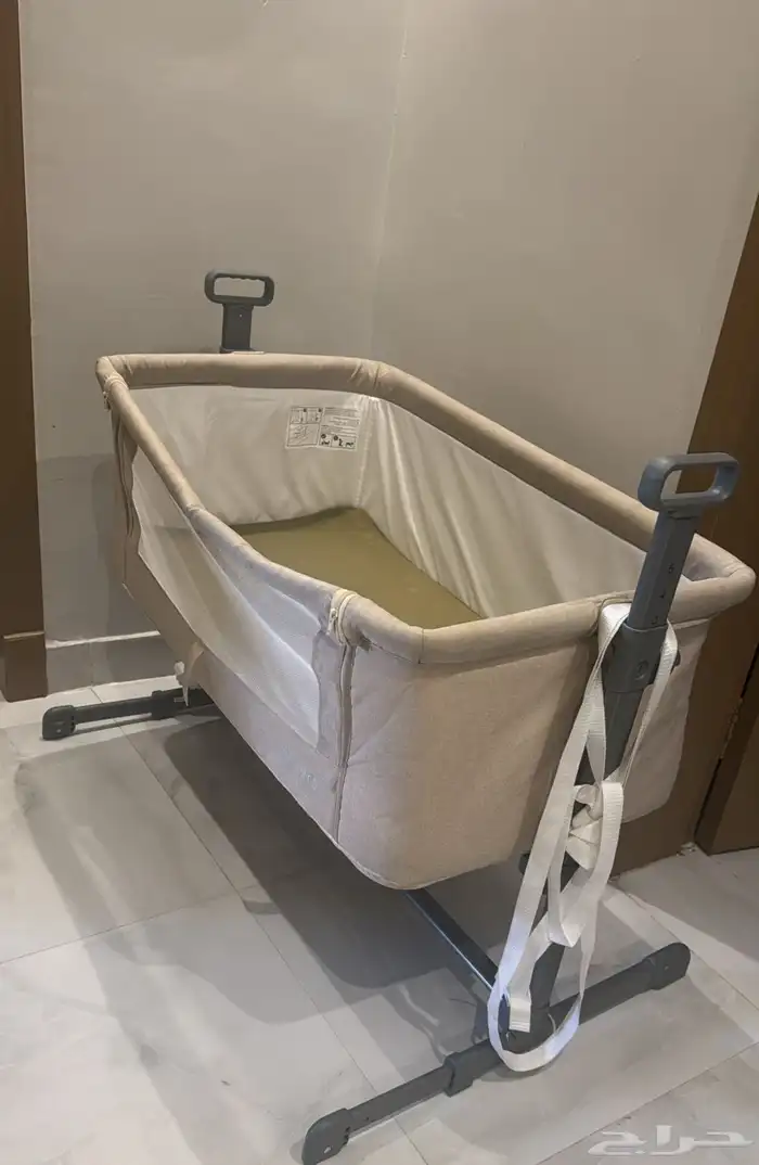 سرير وجلاسه ودراجه اطفال عمر سنه وأقل 1