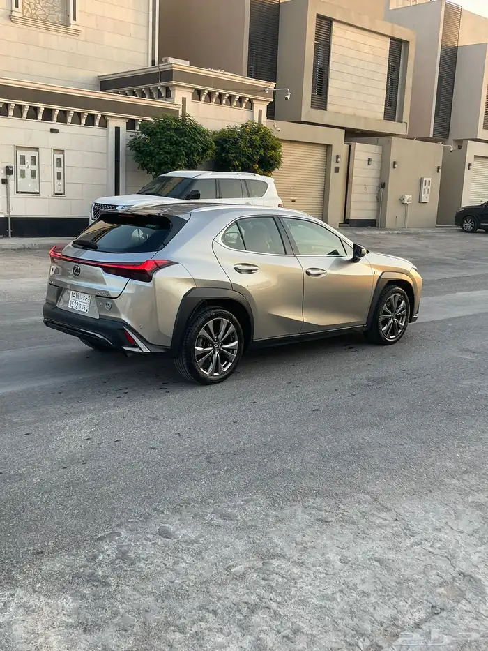 لكزس UX2021 F SPORTS 5