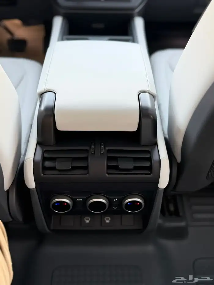 ديفندر HSE الناغي6 سلندر بنزين 2025 اسود اف وايت رمادي جملي 30