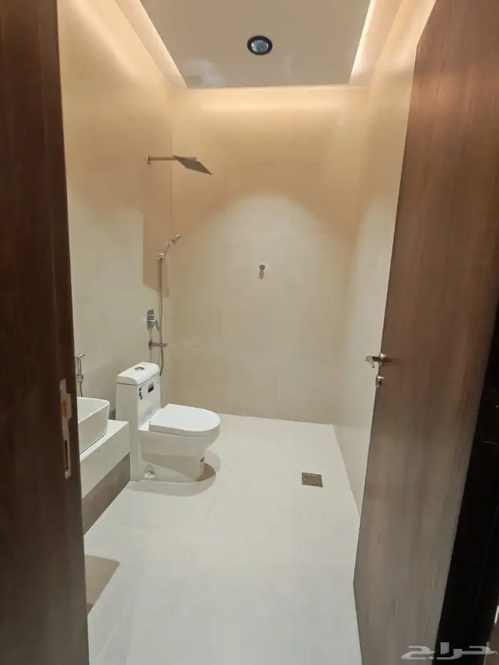 للبيع شقق تمليك علوي مع ملحق في السطح في حي حسام با الخميس 7