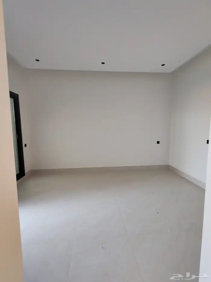 للبيع شقق تمليك علوي مع ملحق في السطح في حي حسام با الخميس 19