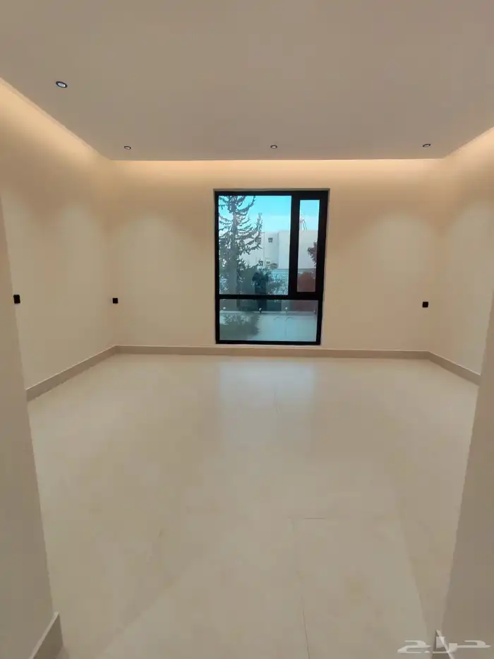 للبيع شقق تمليك علوي مع ملحق في السطح في حي حسام با الخميس 15