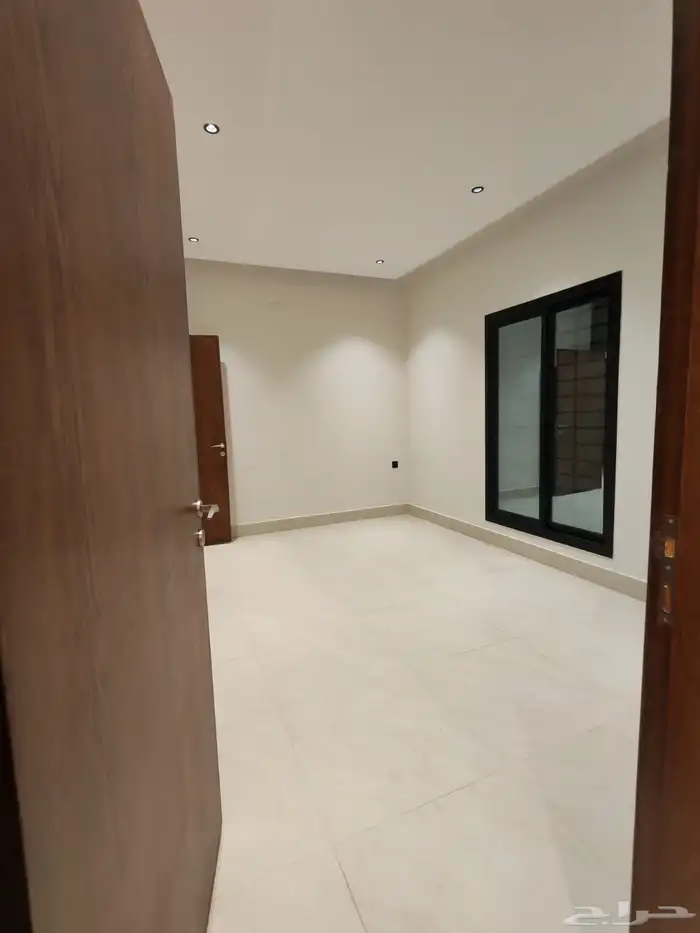 للبيع شقق تمليك علوي مع ملحق في السطح في حي حسام با الخميس 12