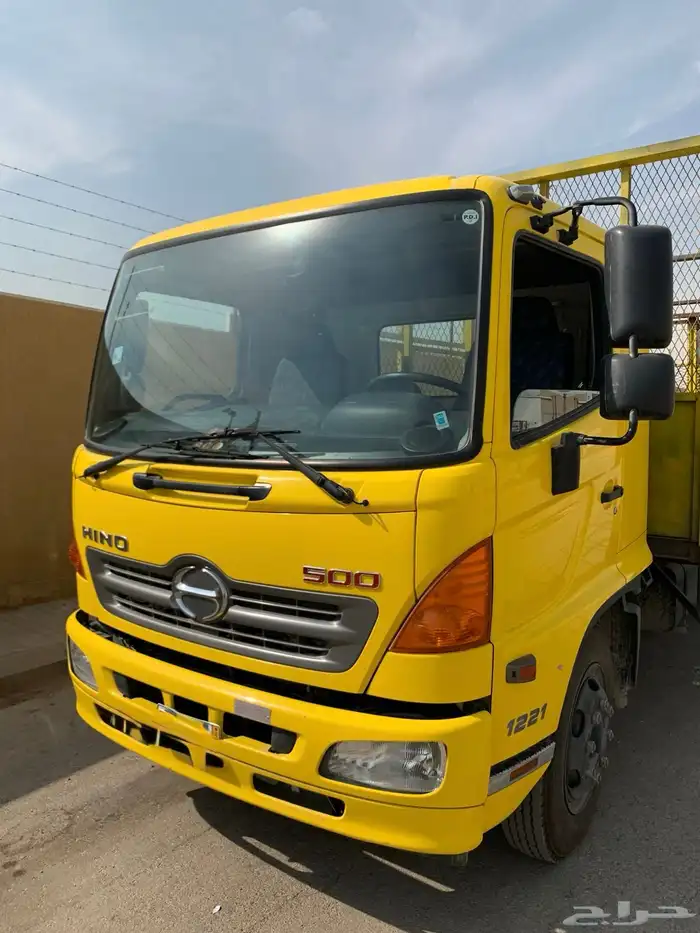 لوري هينو 2022 1