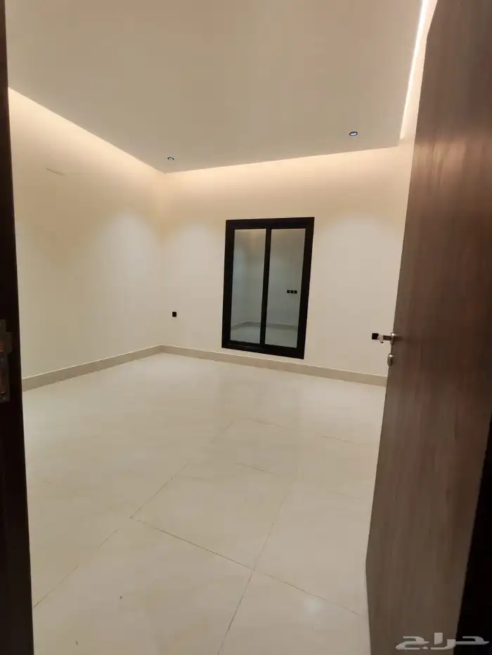 للبيع شقق تمليك علوي مع ملحق في السطح في حي حسام با الخميس 13