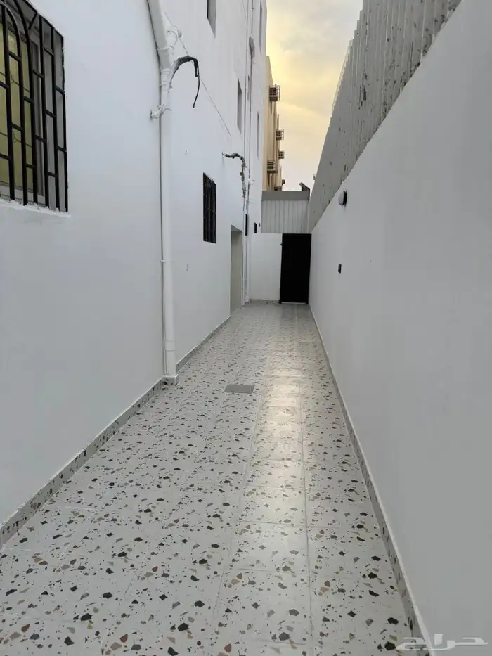 شقة ارضية للبيع ب 390 الف حي البوادي 8