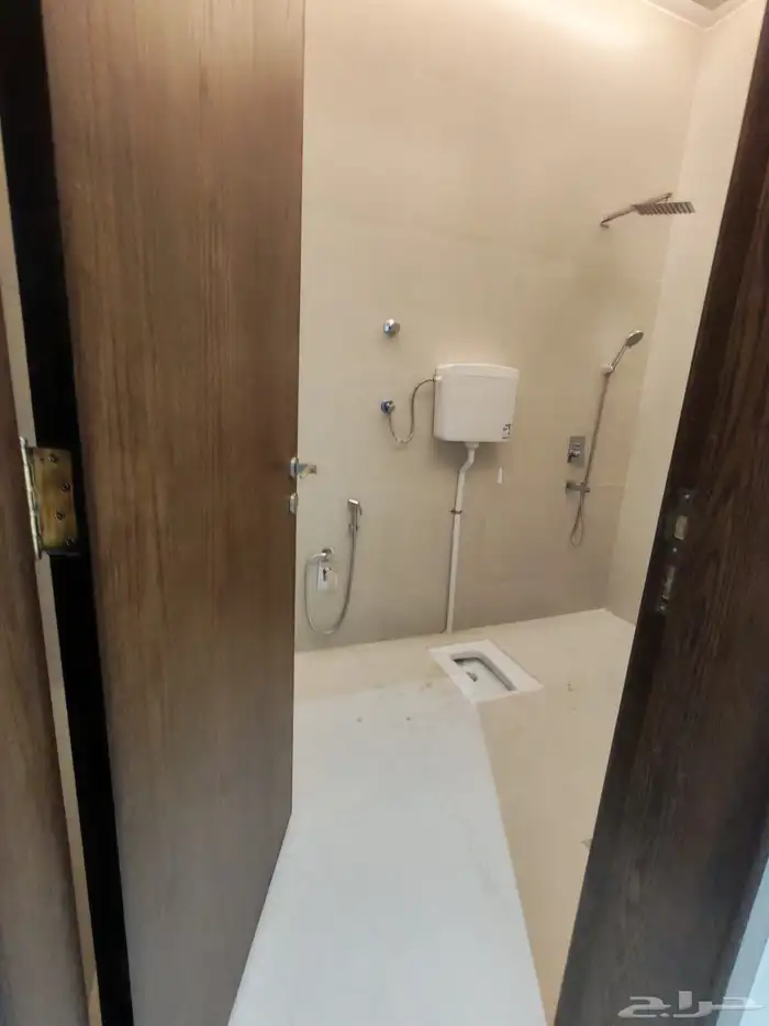 للبيع شقق تمليك علوي مع ملحق في السطح في حي حسام با الخميس 22