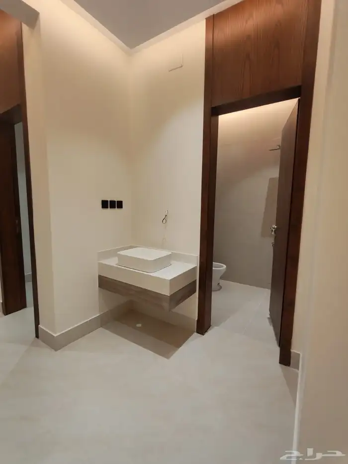 للبيع شقق تمليك علوي مع ملحق في السطح في حي حسام با الخميس 16