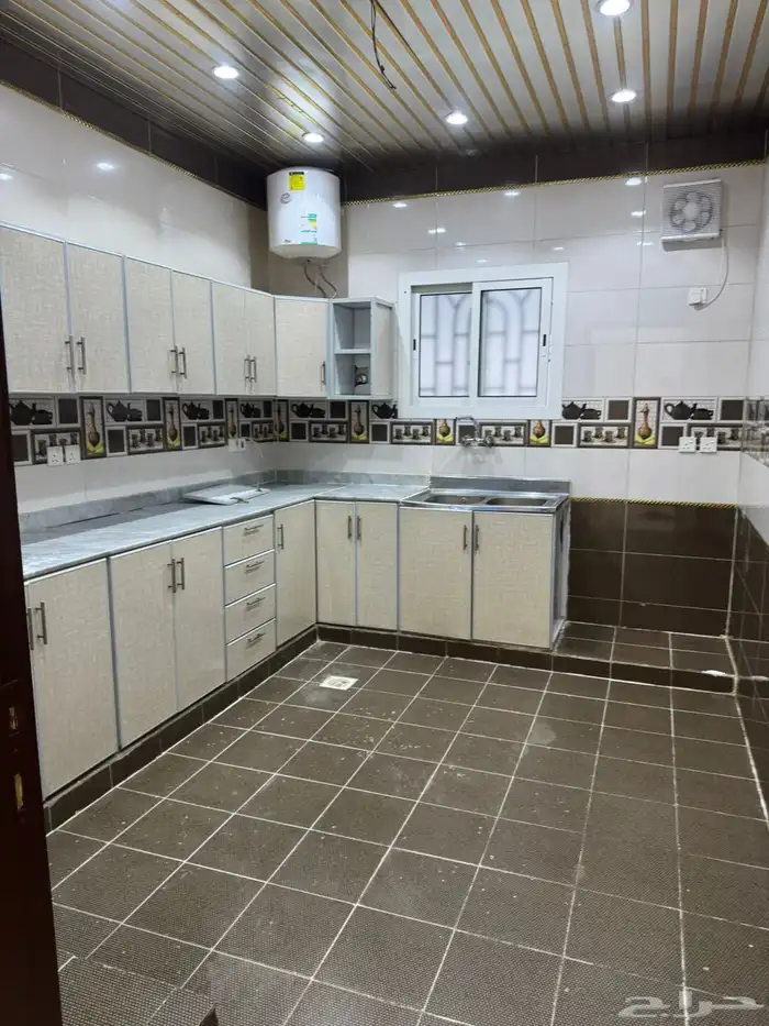 شقة ارضية للبيع ب 390 الف حي البوادي 3