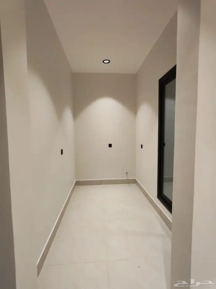 للبيع شقق تمليك علوي مع ملحق في السطح في حي حسام با الخميس 10