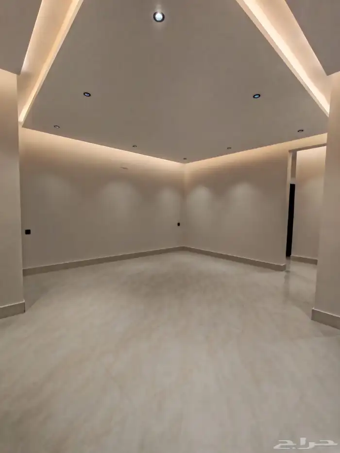 للبيع شقق تمليك علوي مع ملحق في السطح في حي حسام با الخميس 11