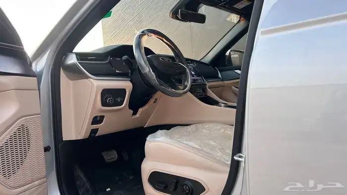 جيب جراند شيروكي لاريدو 2025 لدى شركة عبدالمجيد الخضر 9