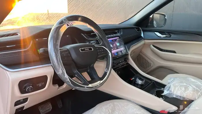 جيب جراند شيروكي لاريدو 2025 لدى شركة عبدالمجيد الخضر 7