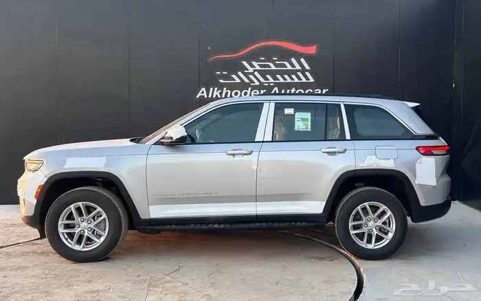 جيب جراند شيروكي لاريدو 2025 لدى شركة عبدالمجيد الخضر 2