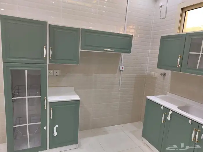 شقه دور اول للايجار حي اليرموك مطبخ راكب 17