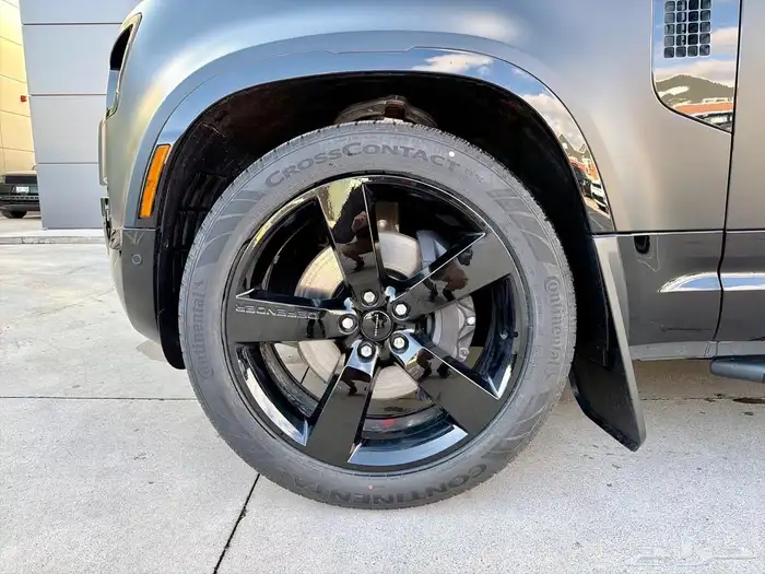 للبيع ديفندر موديل 2026 فئه X dynamic SE اصفار كندي 5