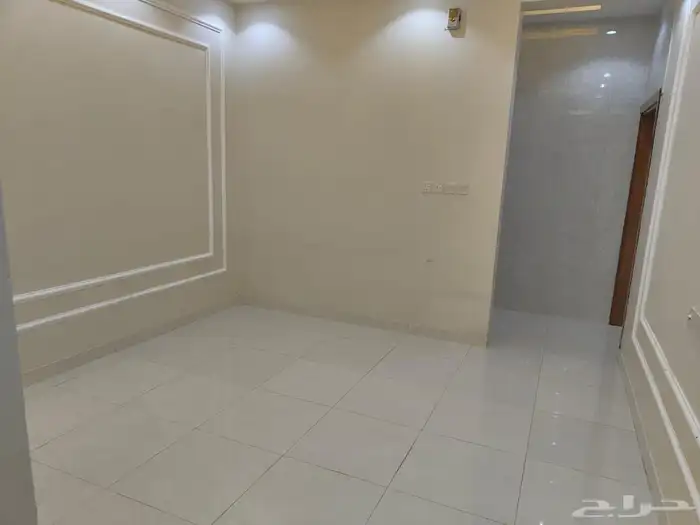 شقه دور اول للايجار حي اليرموك مطبخ راكب 8