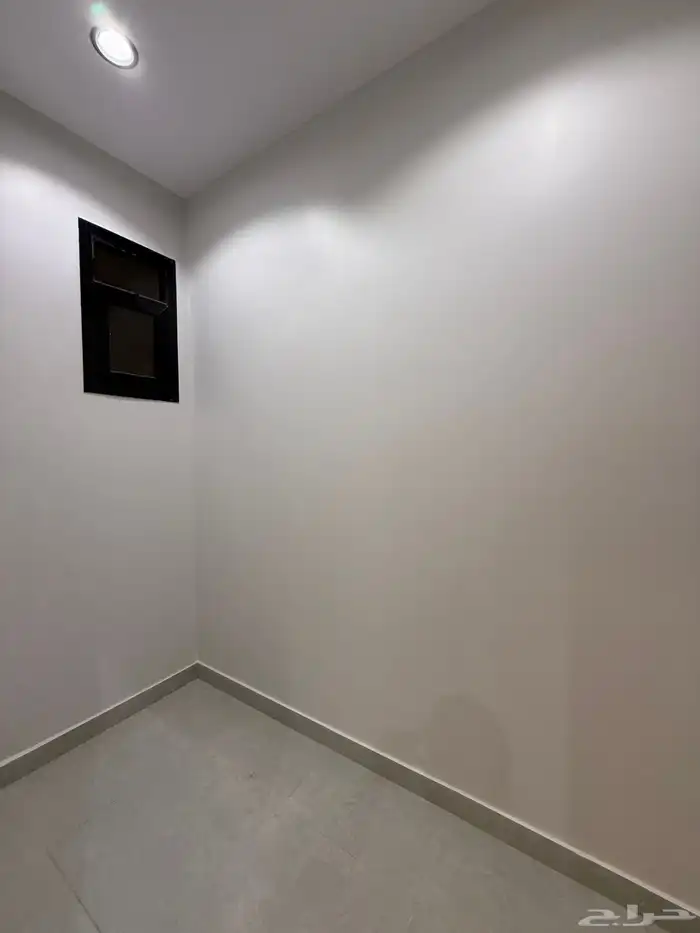 للبيع روف علوي بملحق بمدخل مستقل شمال حي الراقي بالخميس 9