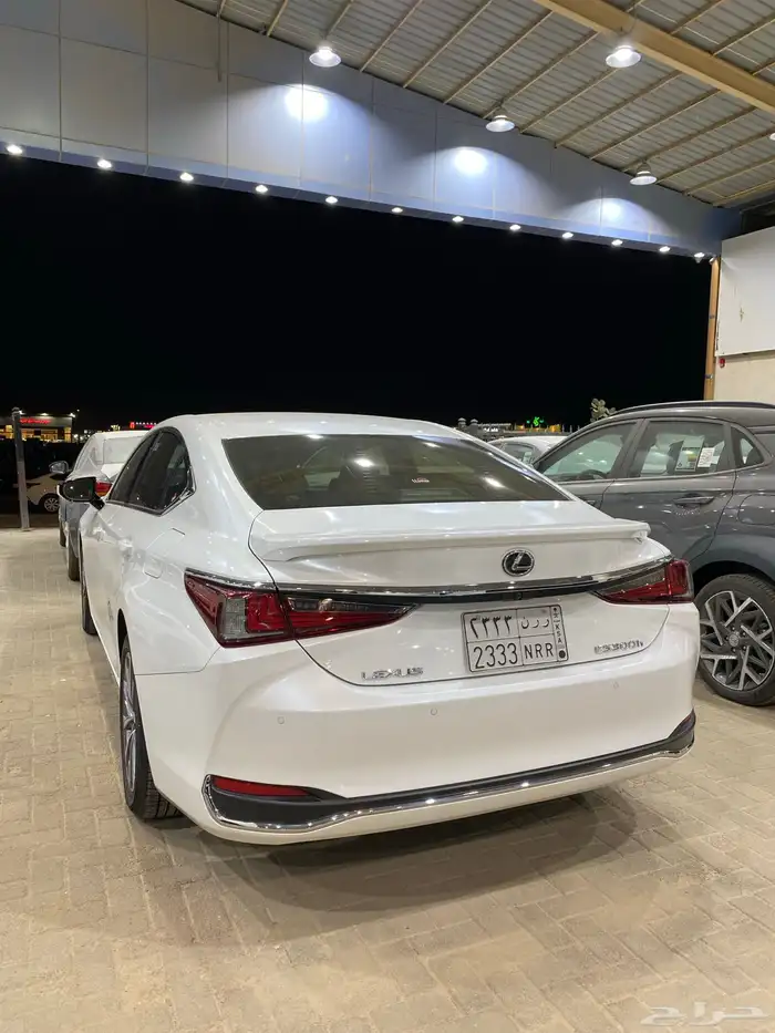 للبيع لكزس ES300h هايبرد 2023 عبداللطيف عداد 133 الف 7