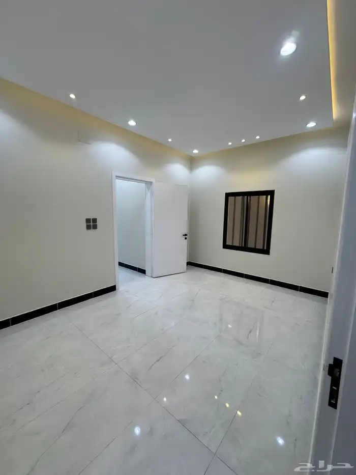 للبيع شقق تمليك أرضي 6غرف بمدخل سياره على شارع 30متر خ مشيط 7