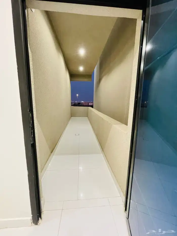 للبيع شقق تمليك علوي مع سطح مصعد راكب حي المعارض السعر 520 18